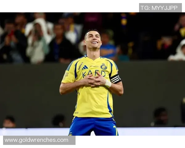 足球巨星三角裤代言引热议,运动与时尚完美结合助力品牌形象升级 足球巨星三角裤代言引热议,运动与时尚完美结合助力品牌形象升级