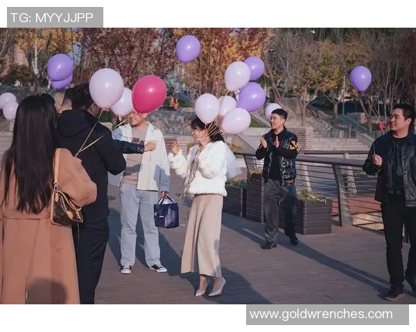 超级球星足球赛现场球迷浪漫求婚场面感动全场成千上万观众见证爱情奇迹 超级球星足球赛现场球迷浪漫求婚场面感动全场成千上万观众见证爱情奇迹